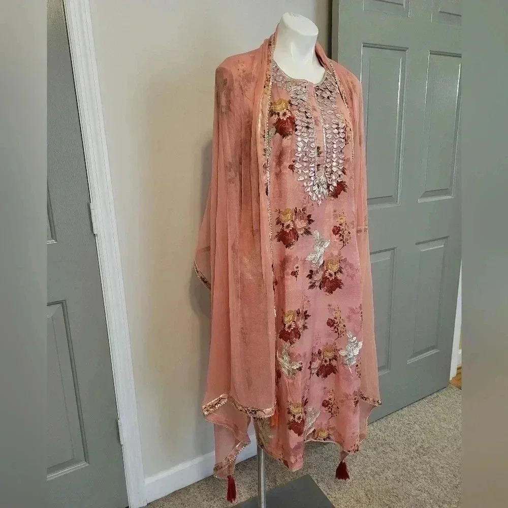Pakistan Made In India Embroidered/Sequins Floral Top with Sheer Wrap Scarf(S) - Picture 2 of 12